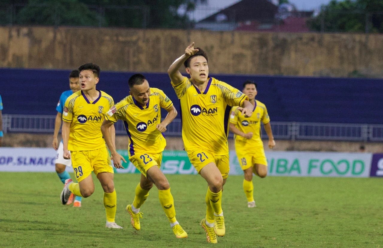 Án phạt nặng với cựu HLV U16 Việt Nam: Khi bóng đá trẻ không thể dung thứ cho cái đầu nóng