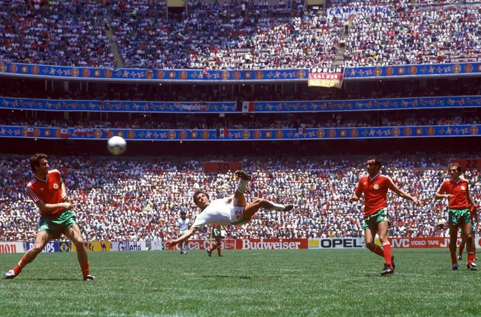 Manuel Negrete và cú 'ngả bàn đèn' huyền thoại