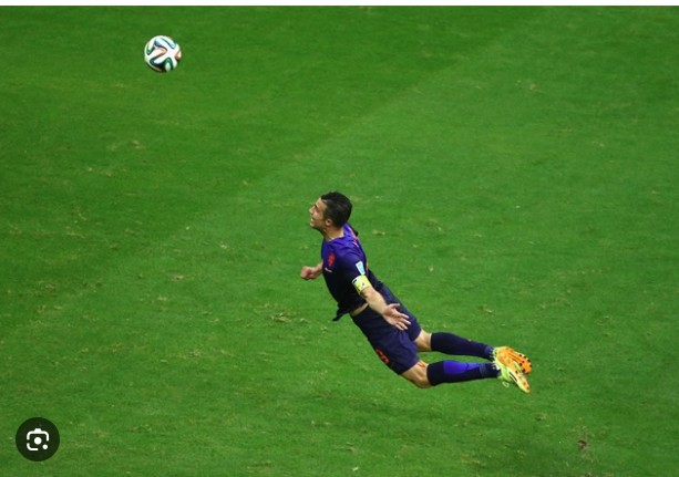 Khoảnh khắc bay người như "siêu nhân" của Van Persie tại World Cup 2014