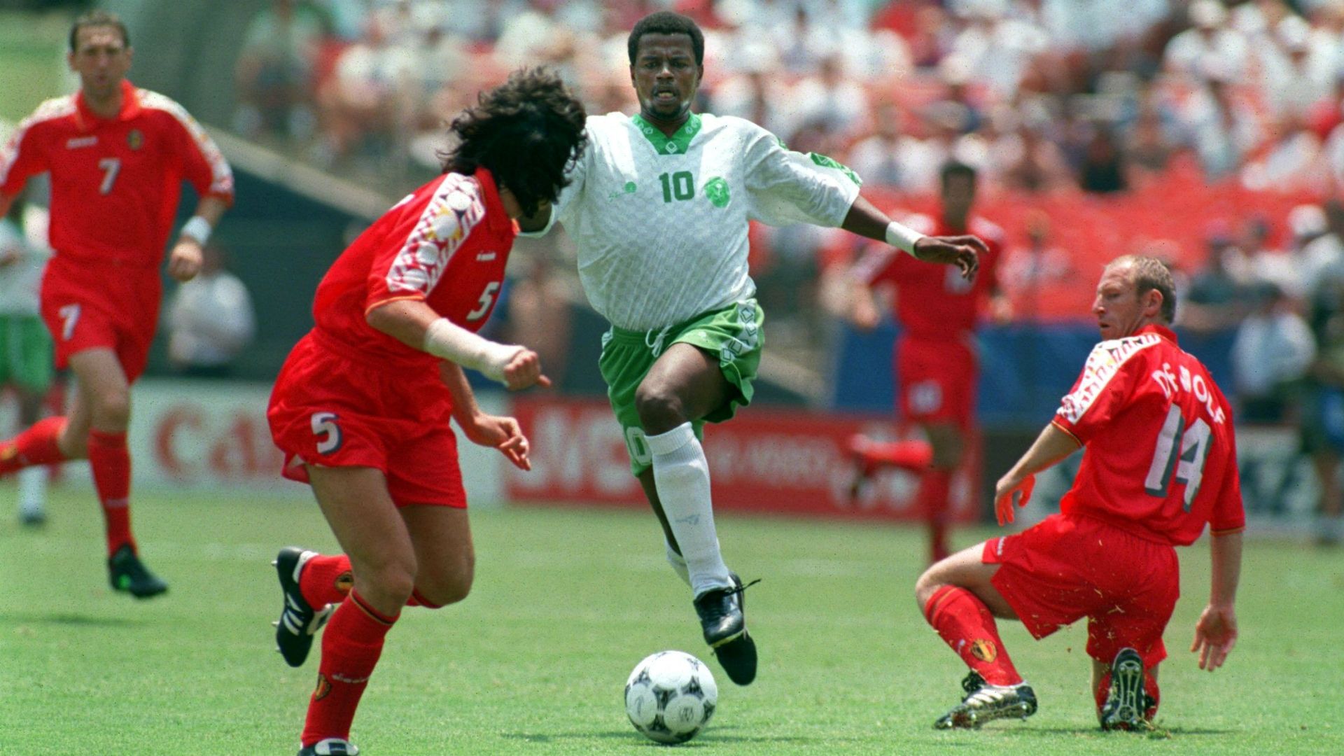 Pha solo điên rồ của "Maradona của sa mạc"