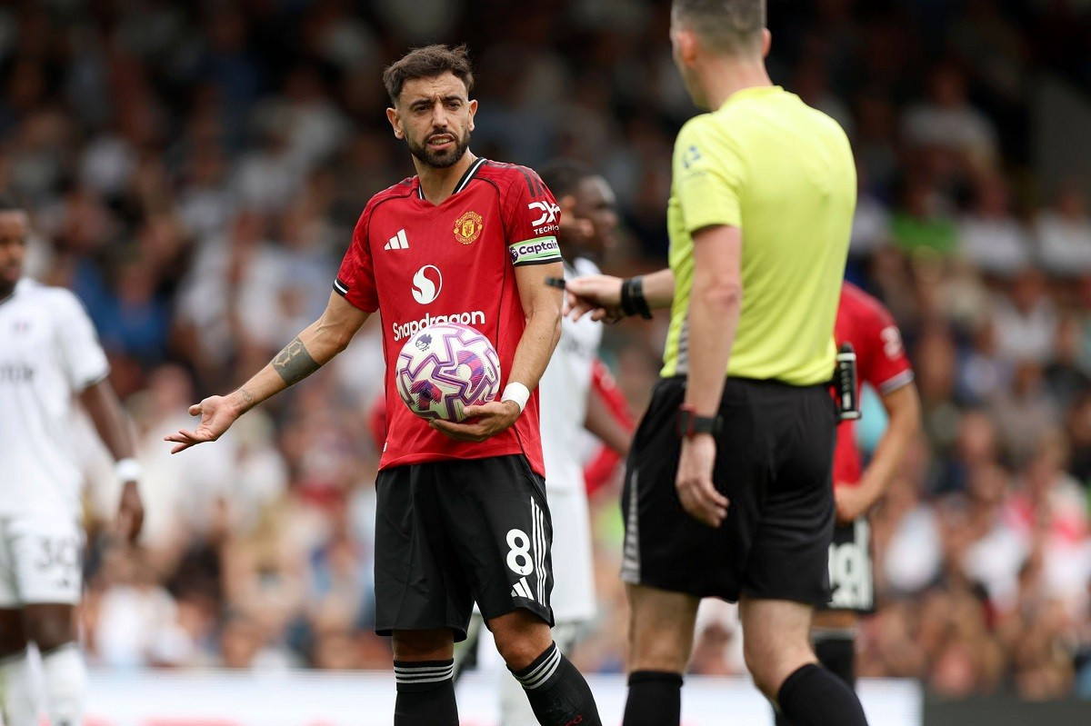 Do thói quen hay phàn nàn nên Bruno không mấy khi được lòng các trọng tài ở Premier League