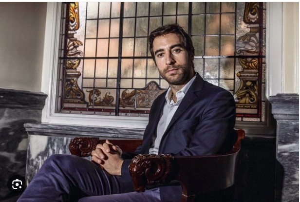 Flamini là một 'giáo sư' đầu tư với khối tài sản kếch xù