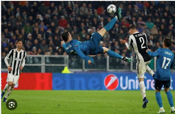 Siêu phẩm ngả bàn đèn kinh điển nhất của Ronaldo vào lưới Juve